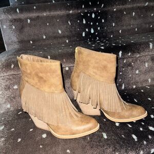 NWOT tan fringe boots